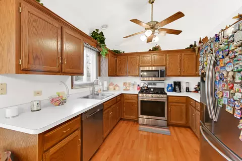 Kitchen - 433 Wheatfield Rd, Matteson, IL 60443 photo 1 of 1