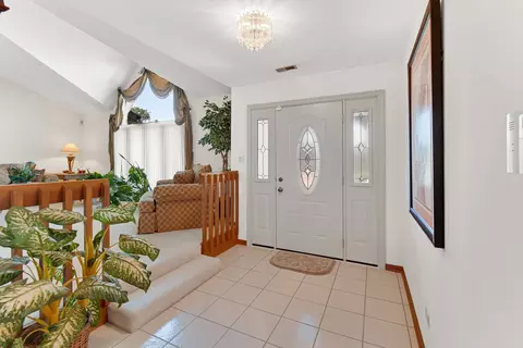 Entry Way - 433 Wheatfield Rd, Matteson, IL 60443 photo 1 of 1