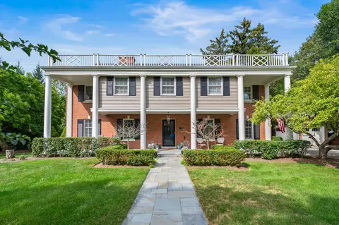 912 Forest Glen Dr, Winnetka, IL 60093