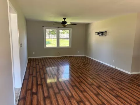 Living - 411 Park Ct Ln, Morrison, IL 61270 photo 2 of 2