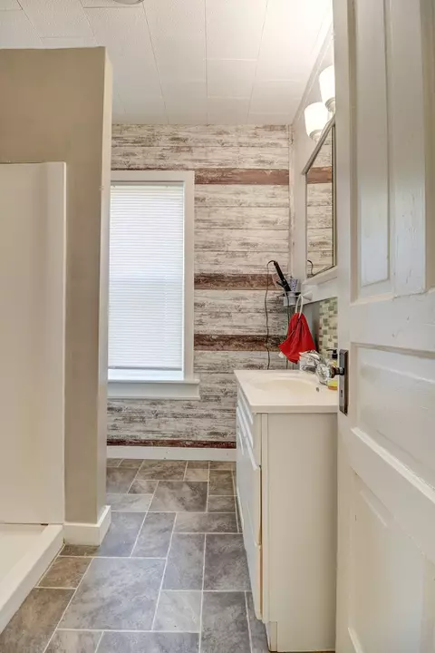 Bath - 1641 Red Brick Rd, Dixon, IL 61021 photo 1 of 2
