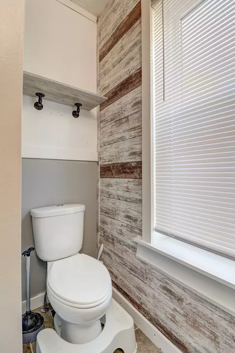 Bath - 1641 Red Brick Rd, Dixon, IL 61021 photo 2 of 2