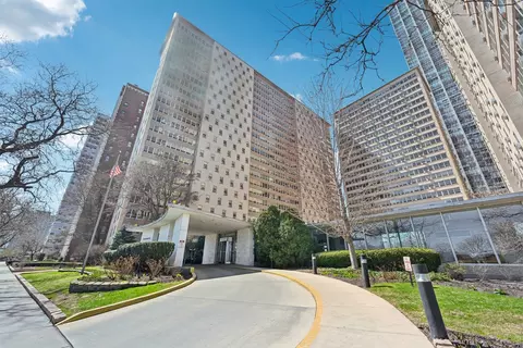3950 N Lake Shore Dr #2209, Chicago, IL 60613