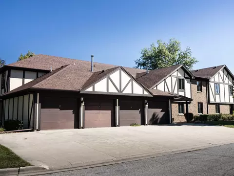 406 Carol Ct #B2, Pontiac, IL 61764