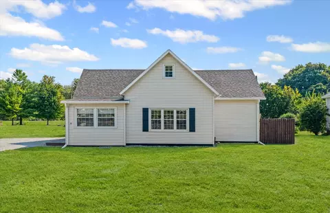 28 Ash St, Weldon, IL 61882