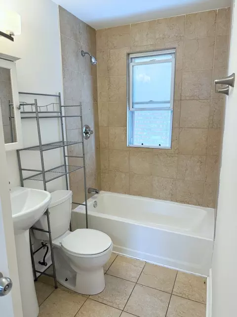 Bath - 7535 W 58th Pl, Summit, IL 60501 photo 2 of 4