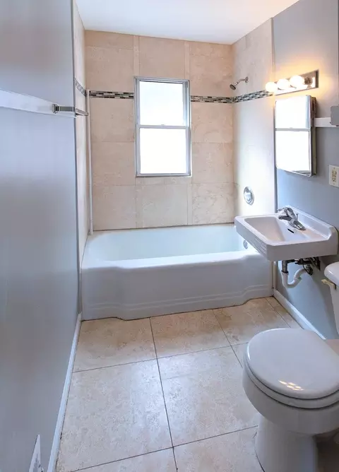 Bath - 7535 W 58th Pl, Summit, IL 60501 photo 4 of 4