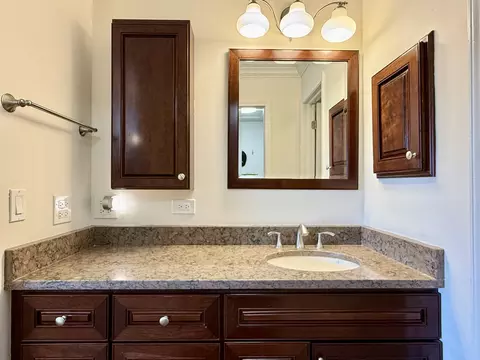 Bath - 1118 Oakview Dr, Wheaton, IL 60187 photo 2 of 4