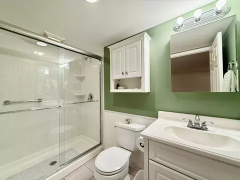 Bath - 1118 Oakview Dr, Wheaton, IL 60187 photo 4 of 4