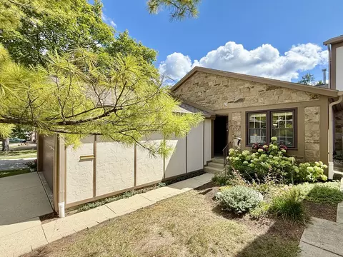 Exterior - 1118 Oakview Dr, Wheaton, IL 60187 photo 2 of 13