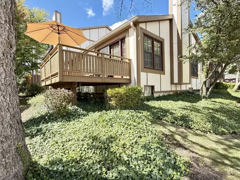 Exterior - 1118 Oakview Dr, Wheaton, IL 60187 photo 3 of 13