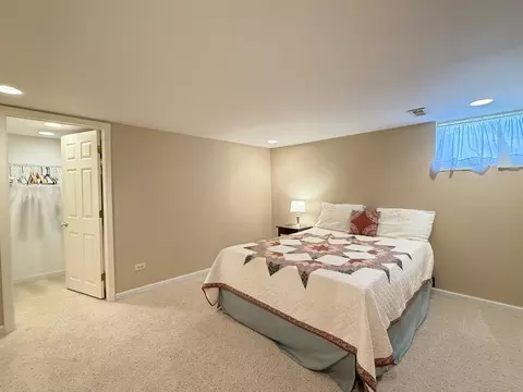 Bedroom - 1118 Oakview Dr, Wheaton, IL 60187 photo 4 of 5