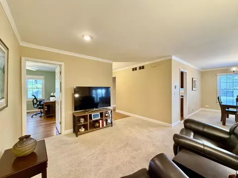 Living - 1118 Oakview Dr, Wheaton, IL 60187 photo 5 of 9