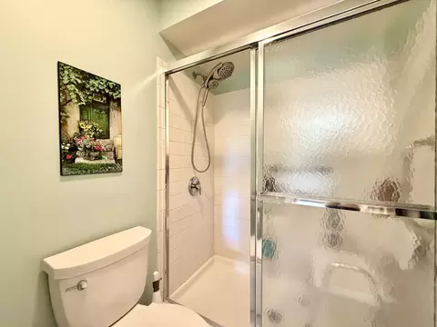 Bath - 1118 Oakview Dr, Wheaton, IL 60187 photo 3 of 4