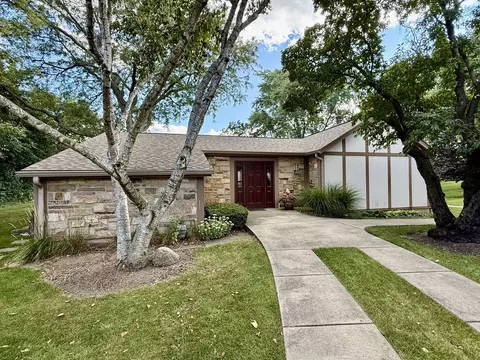 Exterior - 1118 Oakview Dr, Wheaton, IL 60187 photo 12 of 13