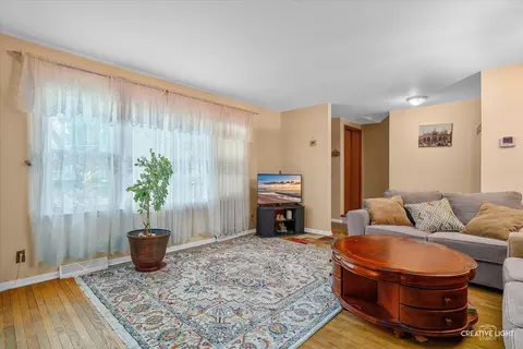 Living - 714 Oak Ave, Aurora, IL 60506 photo 1 of 2