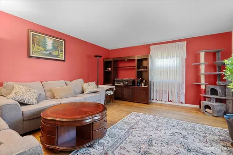 Living - 714 Oak Ave, Aurora, IL 60506 photo 2 of 2