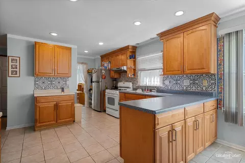Kitchen - 714 Oak Ave, Aurora, IL 60506 photo 2 of 2