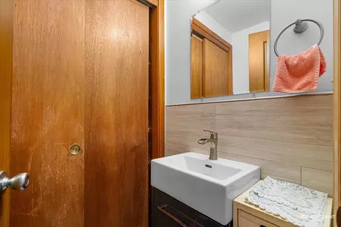 Bath - 714 Oak Ave, Aurora, IL 60506 photo 5 of 5