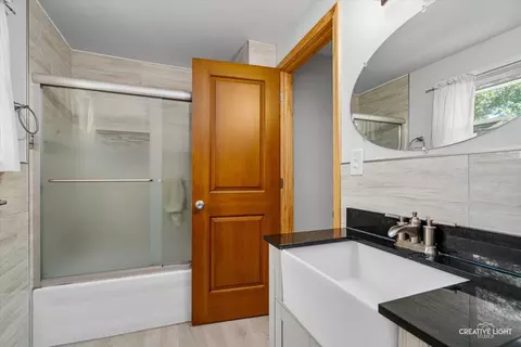 Bath - 714 Oak Ave, Aurora, IL 60506 photo 4 of 5