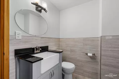 Bath - 714 Oak Ave, Aurora, IL 60506 photo 3 of 5