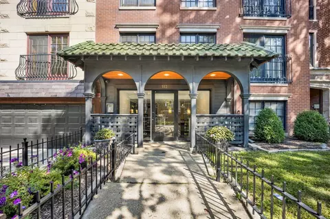 512 W Barry Ave #401, Chicago, IL 60657