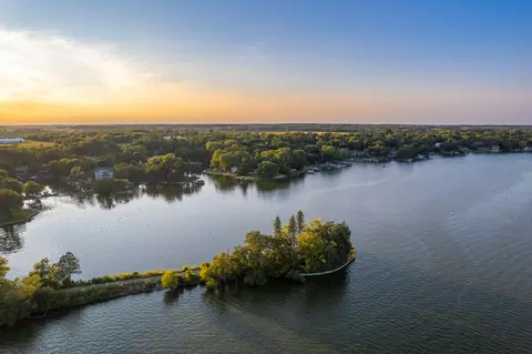 7706 Island Ln, Wonder Lake, IL 60097