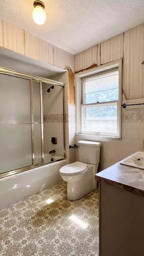 Bath - 413 Phoenix Ave, Bloomington, IL 61701 photo 1 of 2