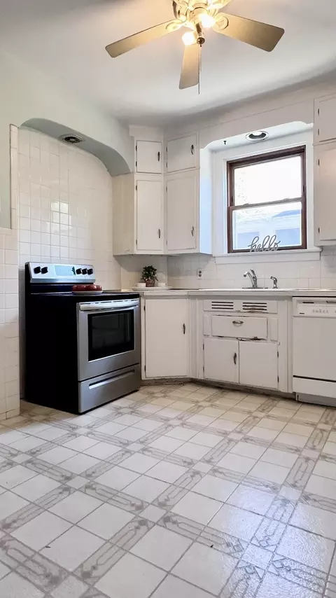Kitchen - 413 Phoenix Ave, Bloomington, IL 61701 photo 3 of 5
