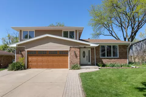 12 James Dr, Westmont, IL 60559