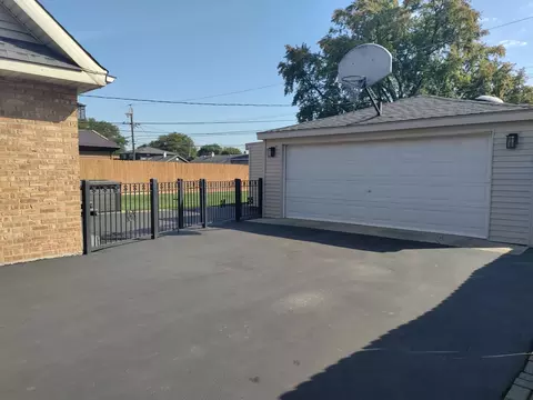 8741 S Cranbrook Ln, Bridgeview, IL 60455 photo 3