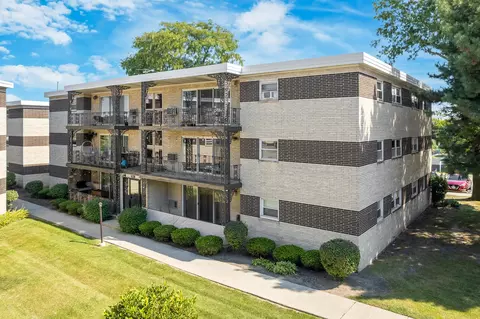 301 E Plainfield Rd #4, La Grange, IL 60525