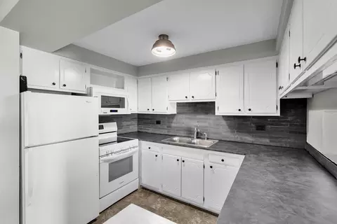 Kitchen - 301 E Plainfield Rd #4, La Grange, IL 60525 photo 2 of 3