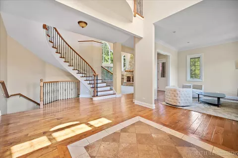 Entry Way - 30 W260 White Oak Ln, Wayne, IL 60184 photo 2 of 4