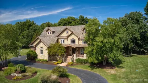 Exterior - 30 W260 White Oak Ln, Wayne, IL 60184 photo 2 of 11
