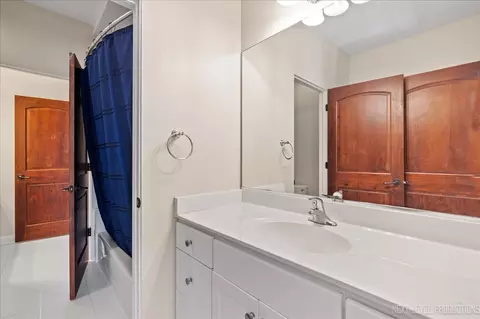 Bath - 30 W260 White Oak Ln, Wayne, IL 60184 photo 4 of 6
