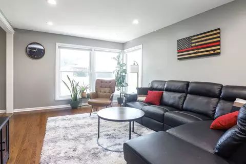 Living - 417 Hyde Park Ave, Hillside, IL 60162 photo 3 of 3