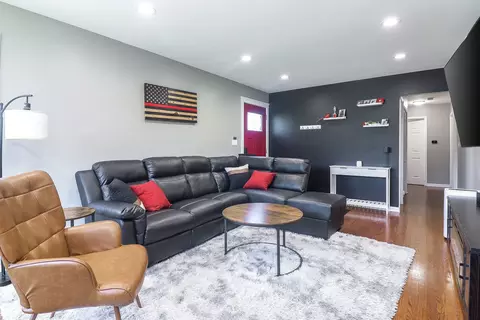Living - 417 Hyde Park Ave, Hillside, IL 60162 photo 1 of 3