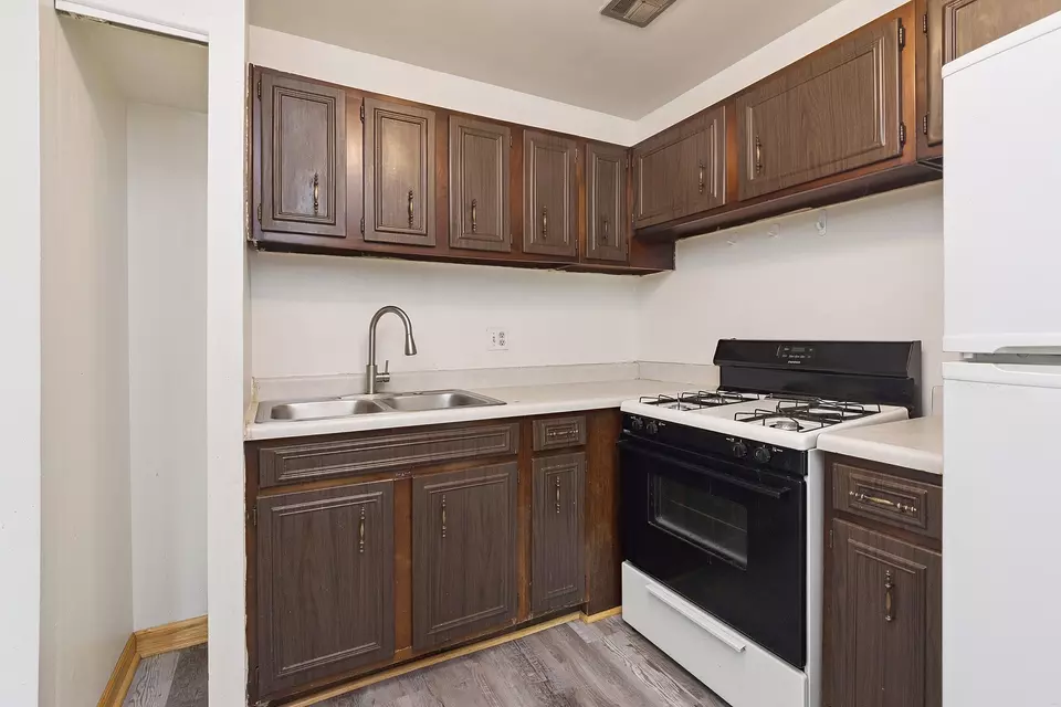 Kitchen - 16 W540 Lake Dr #9-104, Willowbrook, IL 60527 photo 2 of 2