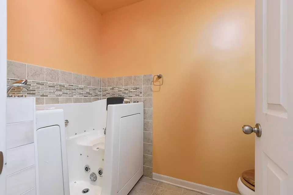 Bath - 16 W540 Lake Dr #9-104, Willowbrook, IL 60527 photo 2 of 2