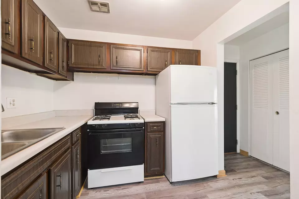 Kitchen - 16 W540 Lake Dr #9-104, Willowbrook, IL 60527 photo 1 of 2