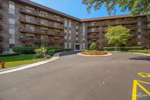 120 Lakeview Dr #513, Bloomingdale, IL 60108