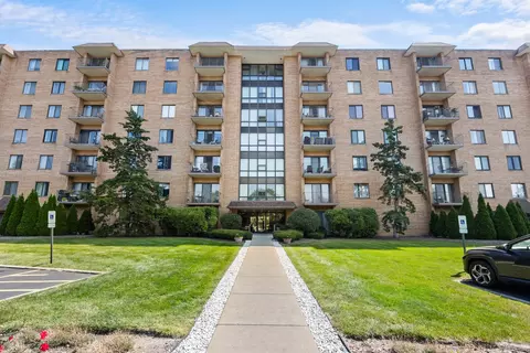 1727 W Crystal Ln #403, Mount Prospect, IL 60056