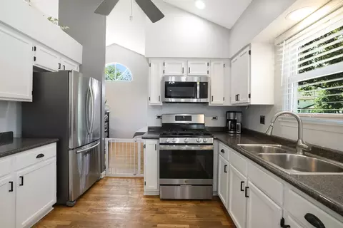 Kitchen - 1384 Northgate Dr, Bartlett, IL 60103 photo 2 of 3