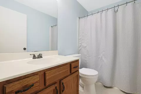 Bath - 1384 Northgate Dr, Bartlett, IL 60103 photo 3 of 3