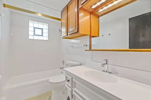 Bath - 1279 Harding Ave #2B, Des Plaines, IL 60016 photo 1 of 1