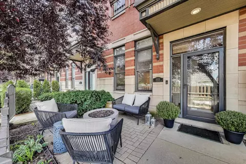 1009 N Riverwalk St, Chicago, IL 60610