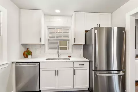 Kitchen - 18540 Miller Dr, Lansing, IL 60438 photo 2 of 5
