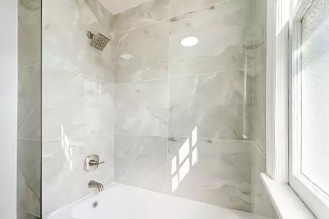 Bath - 18540 Miller Dr, Lansing, IL 60438 photo 3 of 3