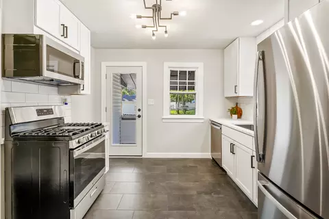 Kitchen - 18540 Miller Dr, Lansing, IL 60438 photo 4 of 5